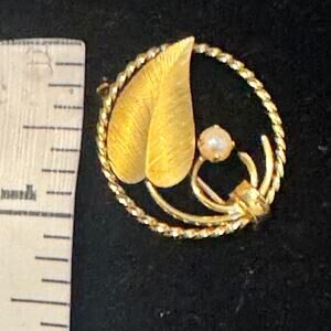 vintage Winard 12k gf brooch signed leaf and faux pearl